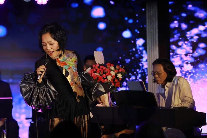 Thái Thùy Linh cùng nhạc sỹ Nguyễn Quang trong minishow 'Jazz vàng' ngày 21/11/2025. (Ảnh: PV/Vietnam+)