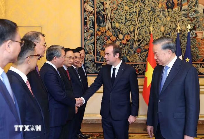Tổng Bí thư, Chủ tịch nước Tô Lâm giới thiệu thành viên đoàn cấp cao Việt Nam với Thủ tướng Pháp Sébastien Lecornu. (Ảnh: Thống Nhất/TTXVN)