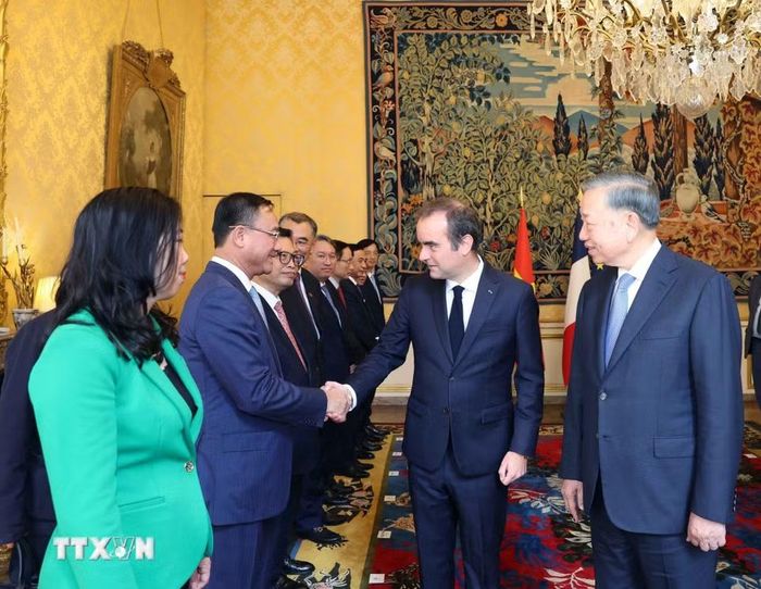 Tổng Bí thư, Chủ tịch nước Tô Lâm giới thiệu thành viên đoàn cấp cao Việt Nam với Thủ tướng Pháp Sébastien Lecornu. (Ảnh: Thống Nhất/TTXVN)