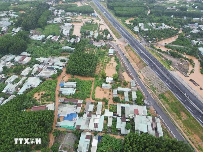 Toàn cảnh khu phố Hương Phước, phường Phước Tân cạnh cao tốc Biên Hòa-Vũng Tàu bị ngập sâu trong nước. (Ảnh: Lê Xuân/TTXVN)