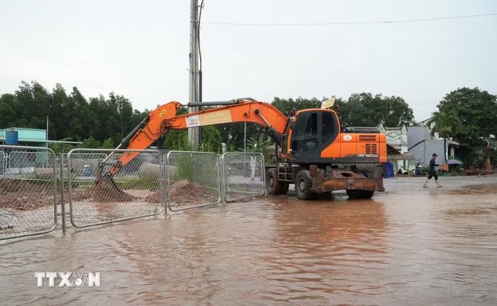 Xe công trình đào rãnh thoát nước cho khu vực ngập ở hầm chui cao tốc Biên Hòa-Vũng Tàu đoạn qua phường Phước Tân, thành phố Đồng Nai. (Ảnh: Lê Xuân/TTXVN)