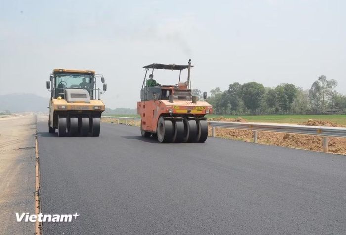 Nhà thầu thi công thảm bê tông nhựa nền đường một Dự án thành phần cao tốc Bắc-Nam phía Đông. (Ảnh: Việt Hùng/Vietnam+)