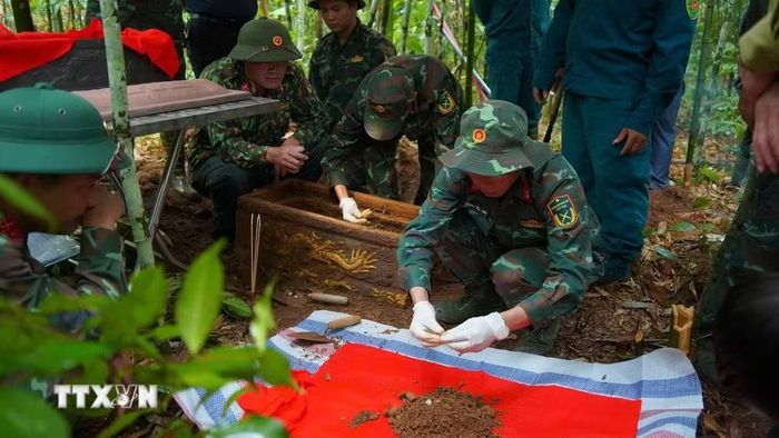 Cán bộ, nhân viên Đội Tìm kiếm, quy tập hài cốt liệt sỹ (lâm thời), Bộ Chỉ huy Quân sự tỉnh Lào Cai tìm kiếm hài cốt liệt sỹ tại thôn Nậm Pản, xã Mường Khương. (Ảnh: TTXVN phát)