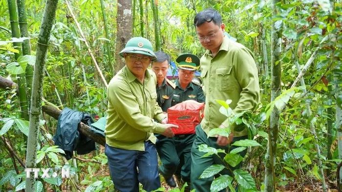 Đội Tìm kiếm, quy tập hài cốt liệt sỹ (lâm thời), Bộ Chỉ huy Quân sự tỉnh Lào Cai phối hợp với cấp ủy, chính quyền xã Mường Khương quy tập hài cốt liệt sỹ.( Ảnh: TTXVN phát)