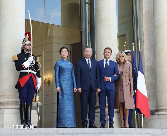 Tổng thống Pháp Emmanuel Macron và Phu nhân đón Tổng Bí thư, Chủ tịch nước Tô Lâm và Phu nhân. (Ảnh: Thống Nhất/TTXVN)