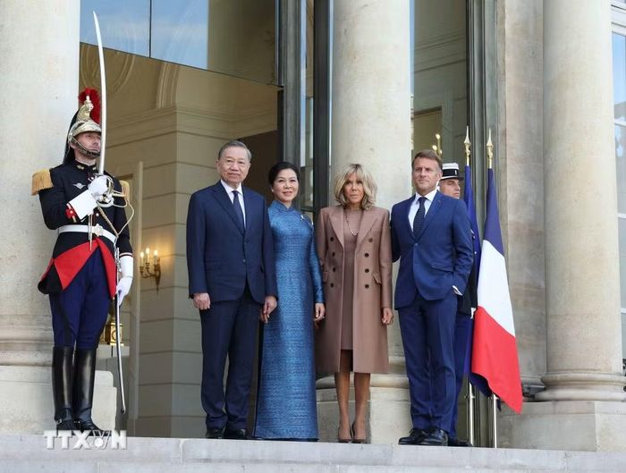 Tổng thống Pháp Emmanuel Macron và Phu nhân đón Tổng Bí thư, Chủ tịch nước Tô Lâm và Phu nhân. (Ảnh: Thống Nhất/TTXVN)