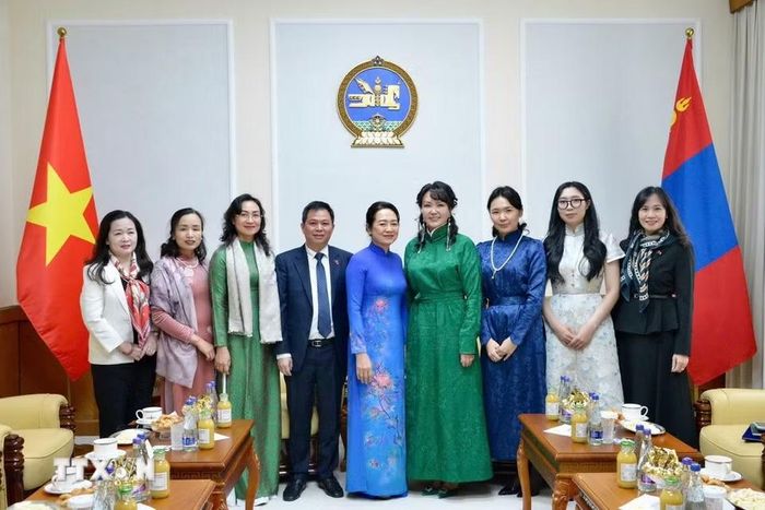 Phu nhân Chủ tịch Quốc hội Trần Thanh Mẫn-bà Nguyễn Thị Thanh Nga gặp Phu nhân Chủ tịch Quốc hội Mông Cổ Gantsetseg Tsendsuren. (Ảnh: TTXVN phát)