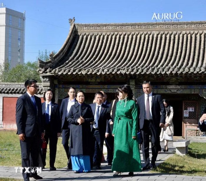 Phu nhân Nguyễn Thị Thanh Nga và Phu nhân Gantsetseg Tsendsuren tham quan quần thể Cung điện Hoàng đế Bogd VII và Cung điện mùa Đông. (Ảnh: TTXVN phát)