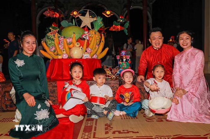 Khách tham quan thích thú khám phá những món đồ chơi gắn với Tết Trung thu truyền thống. (Ảnh: Khánh Hòa/TTXVN)