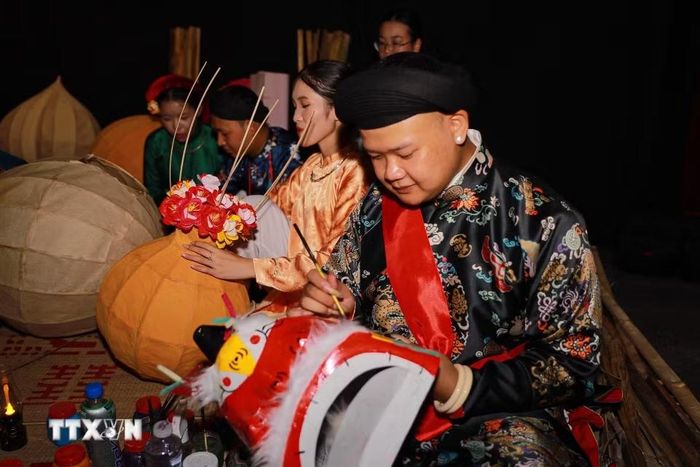 Người trẻ trình diễn tương tác, đưa những sản phẩm đồ chơi Trung thu vào không gian sáng tạo đương đại. (Ảnh: Khánh Hòa/TTXVN)