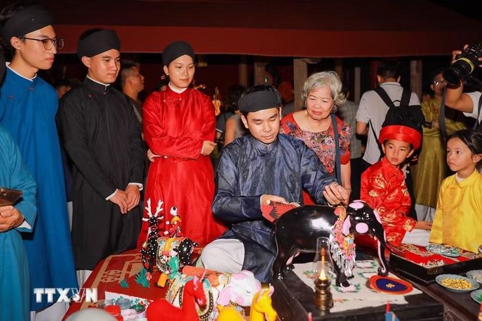 Người trẻ trình diễn tương tác, đưa những sản phẩm đồ chơi Trung thu vào không gian sáng tạo đương đại. (Ảnh: Khánh Hòa/TTXVN)