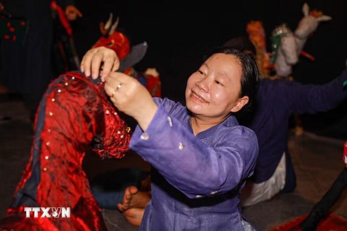 Nghệ nhân trực tiếp thực hành làm đồ chơi dân gian. (Ảnh: Khánh Hòa/TTXVN)