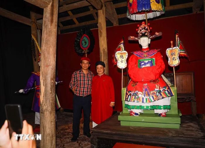 Khách tham quan thích thú khám phá những món đồ chơi gắn với Tết Trung thu truyền thống. (Ảnh: Khánh Hòa/TTXVN)