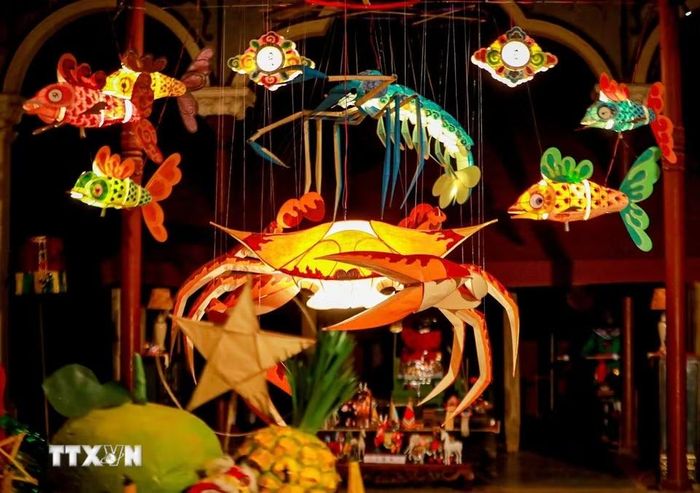 Không gian “Lưu trăng” rực rỡ sắc màu Trung thu truyền thống giữa lòng phố cổ Hà Nội. (Ảnh: Khánh Hòa/TTXVN)