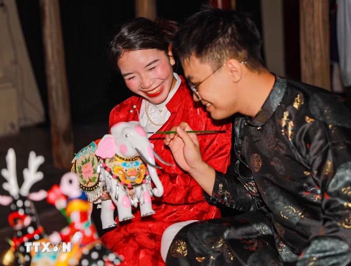 Khách tham quan thích thú khám phá những món đồ chơi gắn với Tết Trung thu truyền thống. (Ảnh: Khánh Hòa/TTXVN)