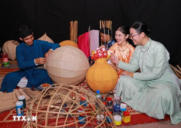 Người trẻ trình diễn tương tác, đưa những sản phẩm đồ chơi Trung thu vào không gian sáng tạo đương đại. (Ảnh: Khánh Hòa/TTXVN)