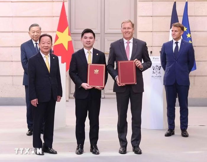 Tổng Bí thư, Chủ tịch nước Tô Lâm và Tổng thống Pháp Emmanuel Macron chứng kiến trao văn kiện và thỏa thuận hợp tác giữa hai nước. (Ảnh: Thống Nhất/TTXVN)