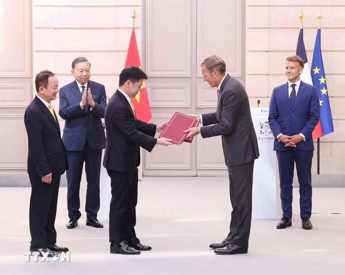 Tổng Bí thư, Chủ tịch nước Tô Lâm và Tổng thống Pháp Emmanuel Macron chứng kiến trao văn kiện và thỏa thuận hợp tác giữa hai nước. (Ảnh: Thống Nhất/TTXVN)