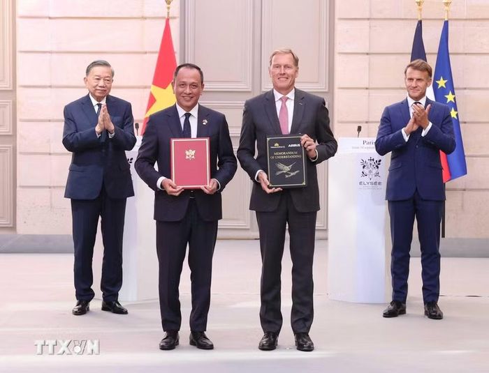 Tổng Bí thư, Chủ tịch nước Tô Lâm và Tổng thống Pháp Emmanuel Macron chứng kiến trao văn kiện và thỏa thuận hợp tác giữa hai nước. (Ảnh: Thống Nhất/TTXVN)