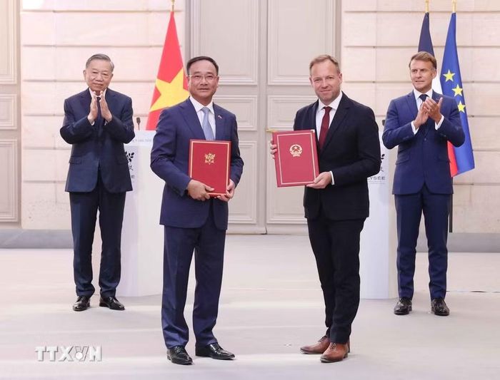 Tổng Bí thư, Chủ tịch nước Tô Lâm và Tổng thống Pháp Emmanuel Macron chứng kiến trao văn kiện và thỏa thuận hợp tác giữa hai nước. (Ảnh: Thống Nhất/TTXVN)
