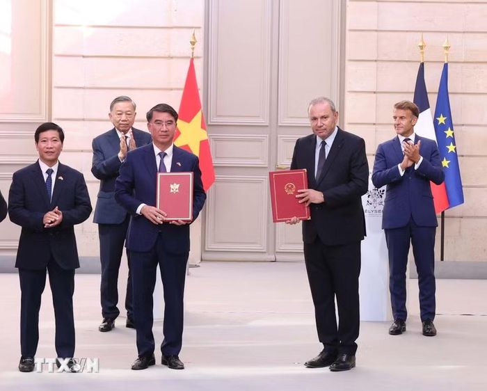 Tổng Bí thư, Chủ tịch nước Tô Lâm và Tổng thống Pháp Emmanuel Macron chứng kiến trao văn kiện và thỏa thuận hợp tác giữa hai nước. (Ảnh: Thống Nhất/TTXVN)