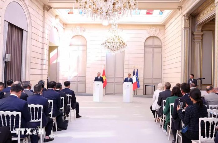 Tổng Bí thư, Chủ tịch nước Tô Lâm và Tổng thống Pháp Emmanuel Macron gặp gỡ báo chí. (Ảnh: Thống Nhất/TTXVN)