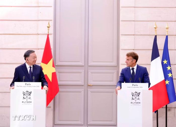 Tổng Bí thư, Chủ tịch nước Tô Lâm và Tổng thống Pháp Emmanuel Macron gặp gỡ báo chí. (Ảnh: Thống Nhất/TTXVN)