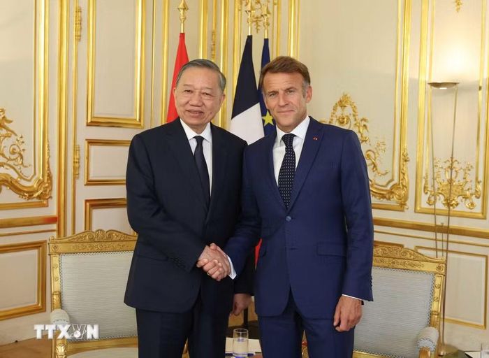 Tổng Bí thư, Chủ tịch nước Tô Lâm và Tổng thống Pháp Emmanuel Macron gặp hẹp. (Ảnh: Thống Nhất/TTXVN)