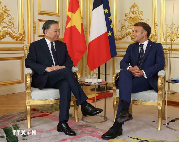 Tổng Bí thư, Chủ tịch nước Tô Lâm và Tổng thống Pháp Emmanuel Macron gặp hẹp. (Ảnh: Thống Nhất/TTXVN)