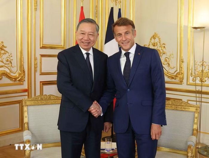 Tổng Bí thư, Chủ tịch nước Tô Lâm và Tổng thống Pháp Emmanuel Macron gặp hẹp. (Ảnh: Thống Nhất/TTXVN)