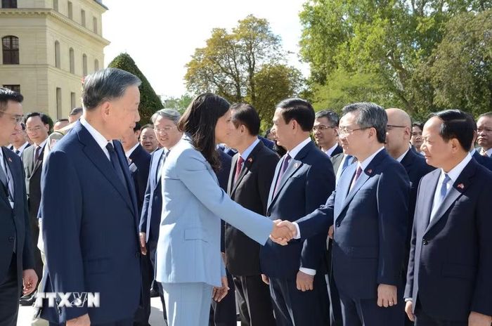 Tổng Bí thư, Chủ tịch nước Tô Lâm giới thiệu thành viên đoàn cấp cao Việt Nam với Bộ trưởng đặc trách về Cộng đồng Pháp ngữ, Quan hệ đối tác quốc tế và người Pháp ở nước ngoài Eleonor Caroit. (Ảnh: Hữu Chiến/TTXVN)