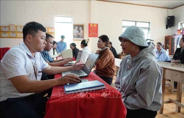 Thứ 2 hằng tuần, cán bộ của UBND xã Tà Năng (Lâm Đồng) về tận các thôn, buôn làm thủ tục hành chính cho người dân. Ảnh Nguyễn Dũng/TTXVN