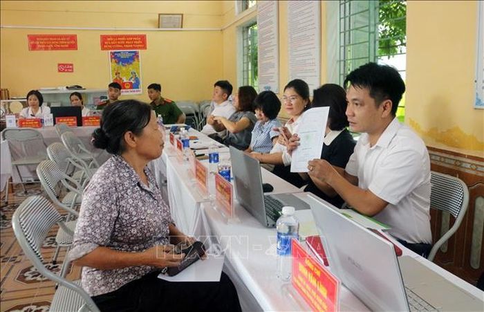 Trung tâm Phục vụ hành chính công phường Lý Thường Kiệt (tỉnh Ninh Bình) triển khai “Ngày thứ 7 vì dân” trực tiếp giải quyết thủ tục hành chính tại Nhà văn hóa các tổ dân phố. Ảnh: Nguyễn Chinh/ TTXVN
