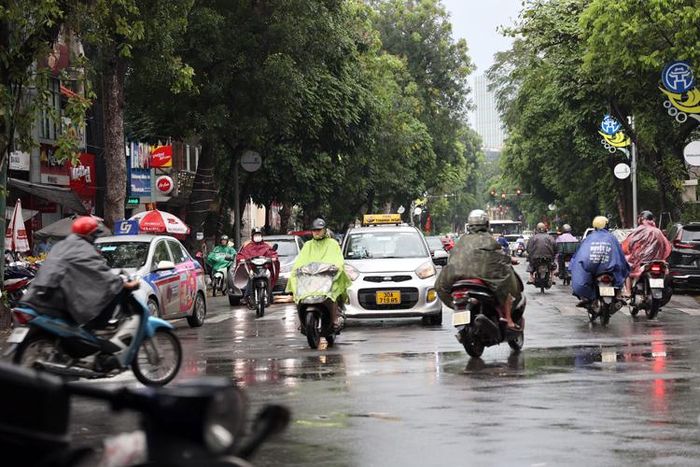 Do ảnh hưởng của không khí lạnh, Bắc Bộ chuyển mát, có mưa rào và dông rải rác.