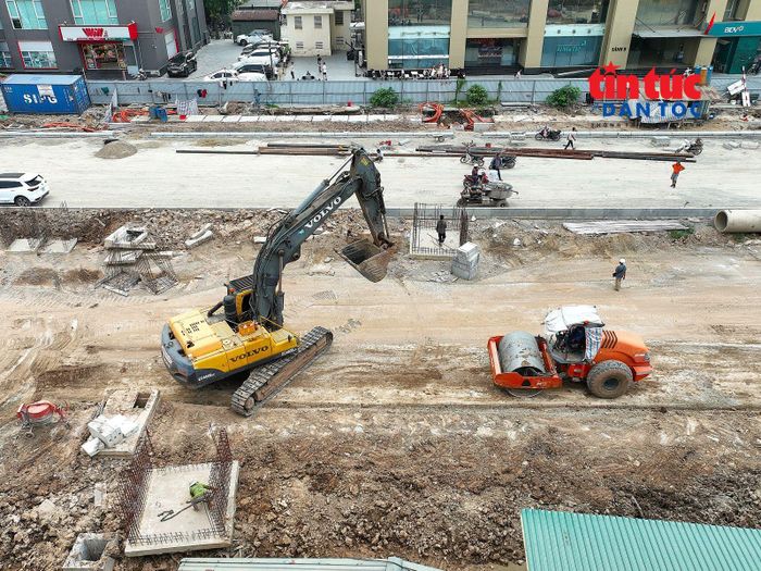 Nhiều máy móc được huy động để san nền, thi công cống thoát nước, bó vỉa và các hạng mục kỹ thuật.