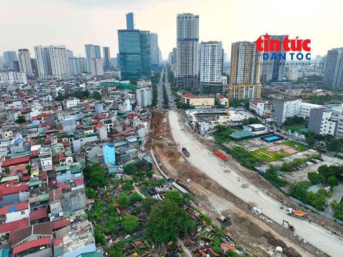 Đoạn từ Khu đô thị mới Dịch Vọng đến đường Dương Đình Nghệ dài 710m đang được gấp rút thi công.