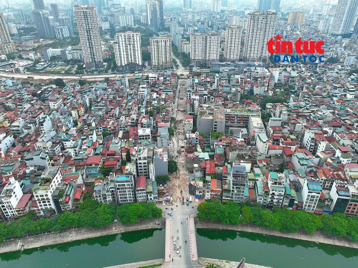Ngõ 381 Nguyễn Khang dài khoảng 340m, kết nối từ phố Thành Thái - Vành đai 2,5 đến cầu Yên Hòa - đường Láng (Vành đai 2).