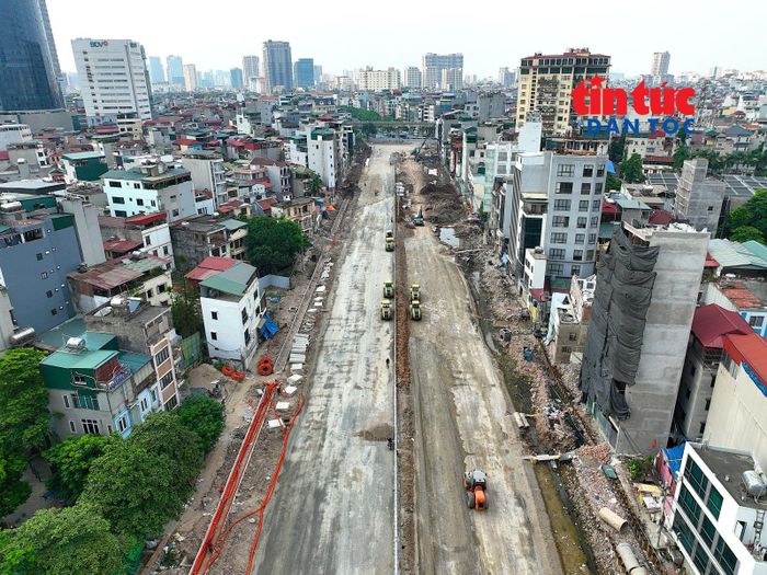 Đoạn từ đường Cầu Giấy đến Khu đô thị mới Dịch Vọng dài 420m đang được tổ chức đồng loạt nhiều mũi thi công. Hình hài tuyến đường mới đã dần hiện rõ.
