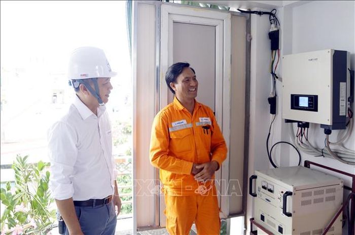 Cán bộ Công ty Điện lực Thanh Hóa tiên phong hưởng ứng lắp đặt hệ thống điện mặt trời mái nhà tự sản xuất, tự tiêu thụ. Ảnh: TTXVN phát