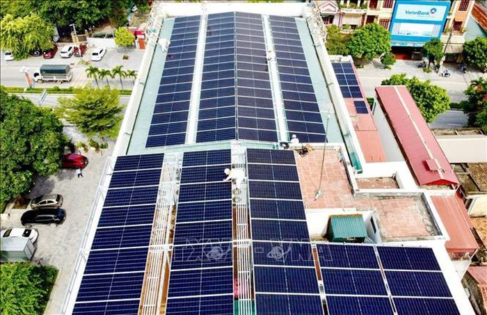 Ngày càng có nhiều đơn vị, cá nhân tham gia lắp đặt điện mặt trời mái nhà ở Thanh Hóa. Ảnh: TTXVN phát