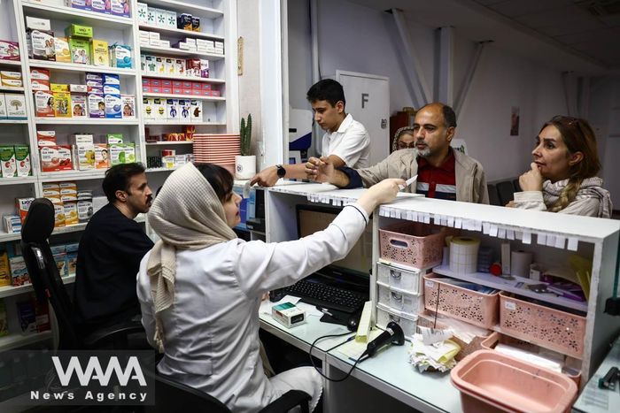 Người dân mua thuốc tại một hiệu thuốc ở Tehran, Iran. Ảnh: WANA