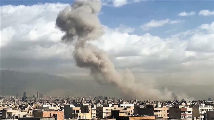 Khói bốc lên sau các vụ oanh kích của lực lượng Mỹ nhằm vào thủ đô Tehran, Iran ngày 28/2/2026. Ảnh: ANI/TTXVN phát