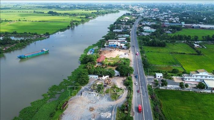 Hoạt động vận tải hàng hóa trên sông Vàm Cỏ Đông góp phần đa dạng hóa phương thức vận chuyển, giảm áp lực cho giao thông đường bộ.