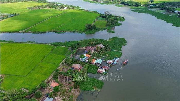 Cảnh quan ven sông Vàm Cỏ Đông tạo điều kiện khai thác tiềm năng du lịch đường sông, góp phần đa dạng hóa sản phẩm du lịch của địa phương.