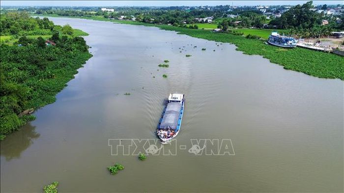 Cùng với sự phát triển của các khu công nghiệp, nhu cầu vận tải thủy trên tuyến sông Vàm Cỏ Đông có xu hướng gia tăng.