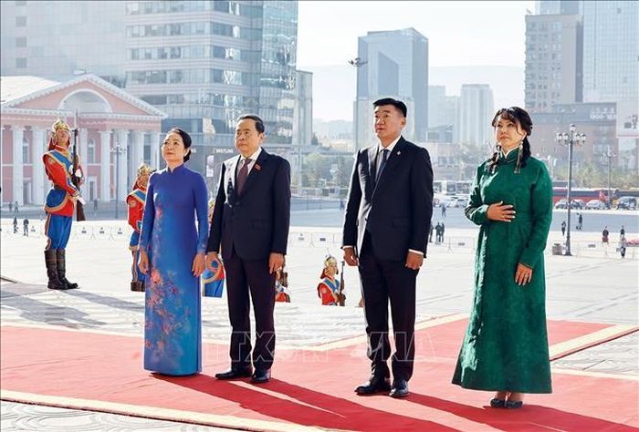 Chủ tịch Quốc hội Mông Cổ Sandag Byambatsogt và Phu nhân chủ trì Lễ đón chính thức Chủ tịch Quốc hội Trần Thanh Mẫn và Phu nhân thăm chính thức Mông Cổ. Ảnh: Doãn Tấn/TTXVN.