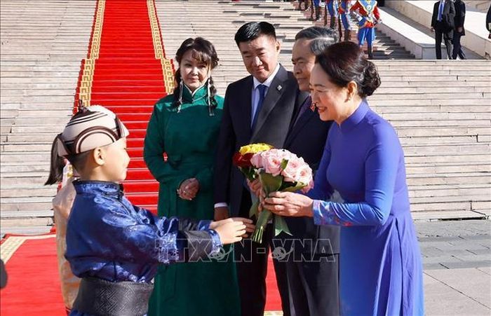 Thiếu nhi Mông Cổ chào đón Chủ tịch Quốc hội Trần Thanh Mẫn và Phu nhân. Ảnh: Doãn Tấn/TTXVN