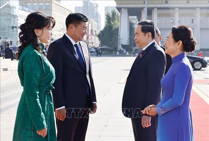 Chủ tịch Quốc hội Mông Cổ Sandag Byambatsogt và Phu nhân đón Chủ tịch Quốc hội Trần Thanh Mẫn và Phu nhân thăm chính thức Mông Cổ. Ảnh: Doãn Tấn/TTXVN