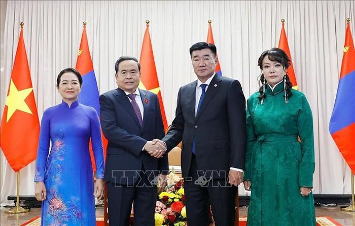 Chủ tịch Quốc hội Trần Thanh Mẫn và Phu nhân cùng Chủ tịch Quốc hội Mông Cổ Sandag Byambatsogt và Phu nhân chụp ảnh chung. Ảnh: Doãn Tấn/TTXVN