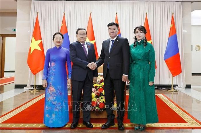 Chủ tịch Quốc hội Trần Thanh Mẫn và Phu nhân cùng Chủ tịch Quốc hội Mông Cổ Sandag Byambatsogt và Phu nhân chụp ảnh chung. Ảnh: Doãn Tấn/TTXVN